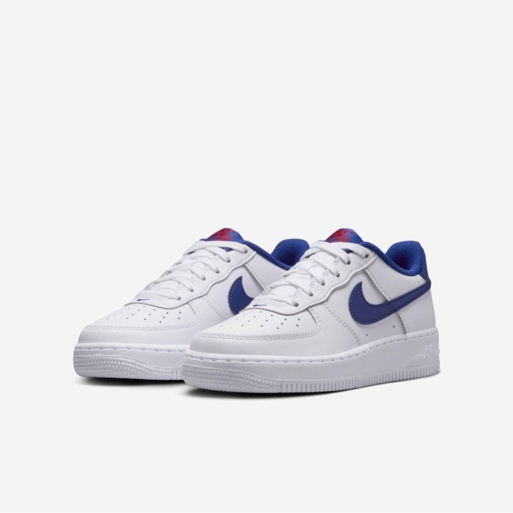 Nike White and Blue Sneakers Classic Design

Nike Air Force 1 size 3Y